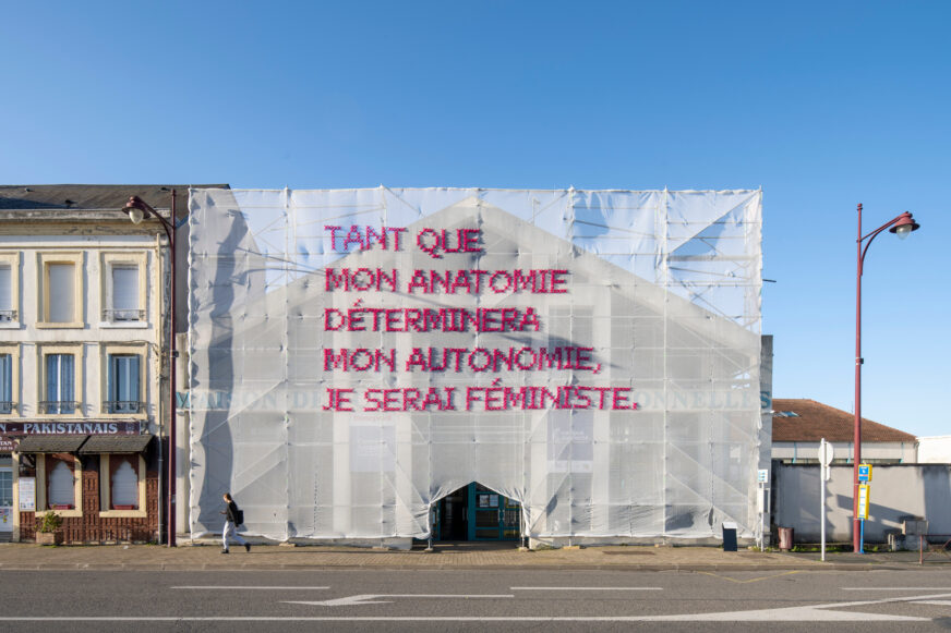 Vue de la Biennale d'art et d'architecture, 2022 Katharina Cibulka, Tant que mon anatomie déterminera mon autonomie, je serai féministe, 2022 © Martin Argyroglo