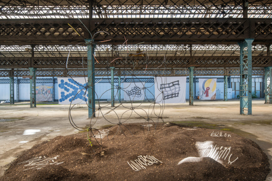Vue de la Biennale d'art et d'architecture, 2022 Férielle Doulain-Zouari, D'une terre l'autre, 2022 © Martin Argyroglo