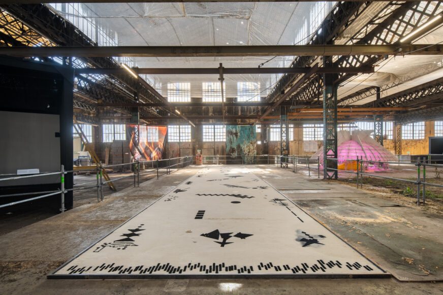 Vue de la Biennale d'art et d'architecture, 2022 Cécile Le Talec, Partitions silencieuse- Activation n°2, 2022 © Martin Argyroglo