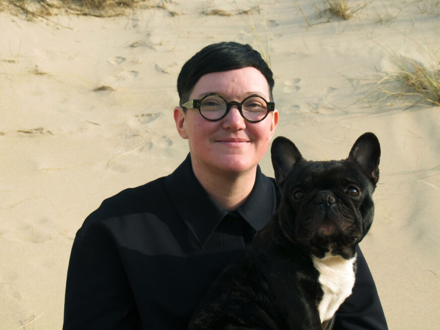 Portrait de Julie Crenn avec son chien