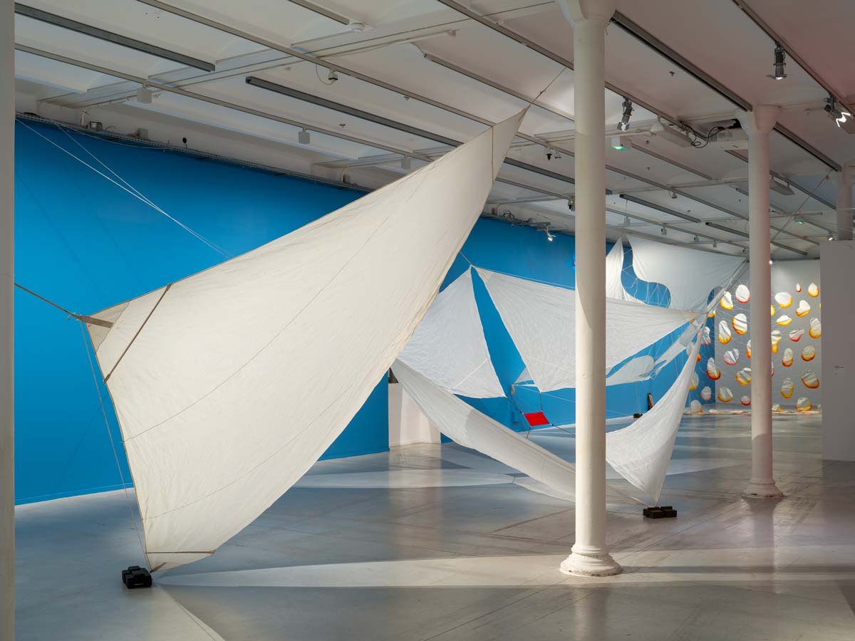 Vue de l'exposition Les Simonnet. Et pourtant, ils volent, 2024 - Frac Centre-Val de Loire © Martin Argyroglo