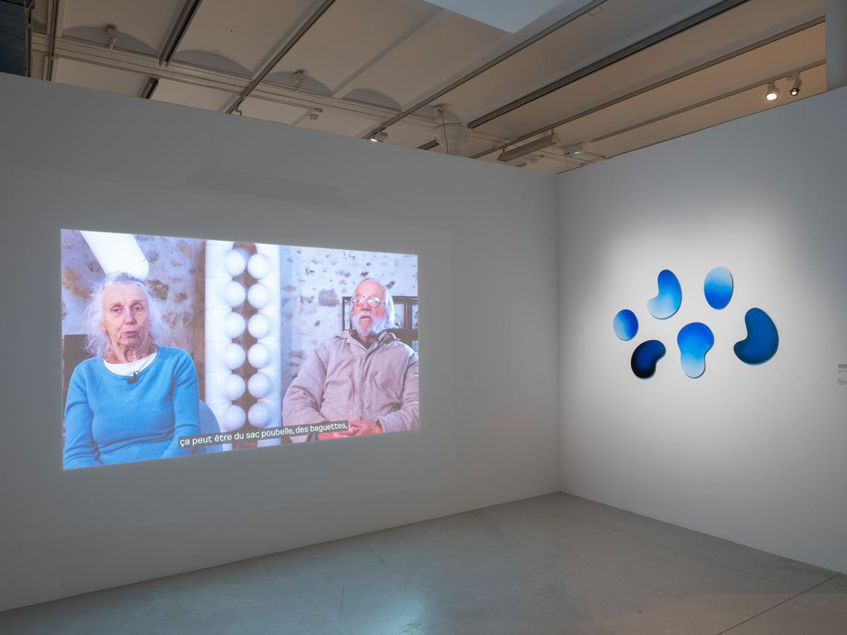 Vue de l'exposition Les Simonnet. Et pourtant, ils volent, 2024 - Frac Centre-Val de Loire © Martin Argyroglo